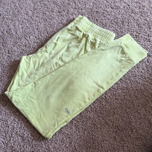 Alo Light Green Yellow Sweet Pants Size Medium - Picture 2 of 4